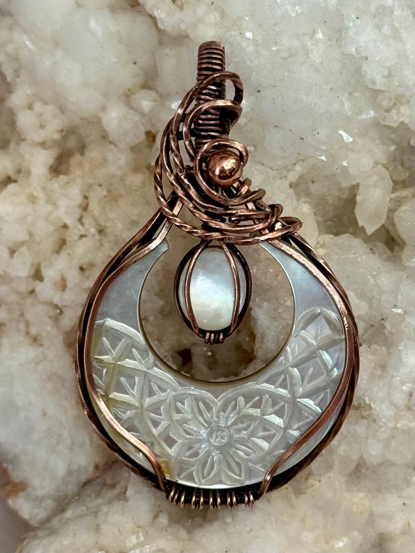 Mother-of-pearl moon pendant