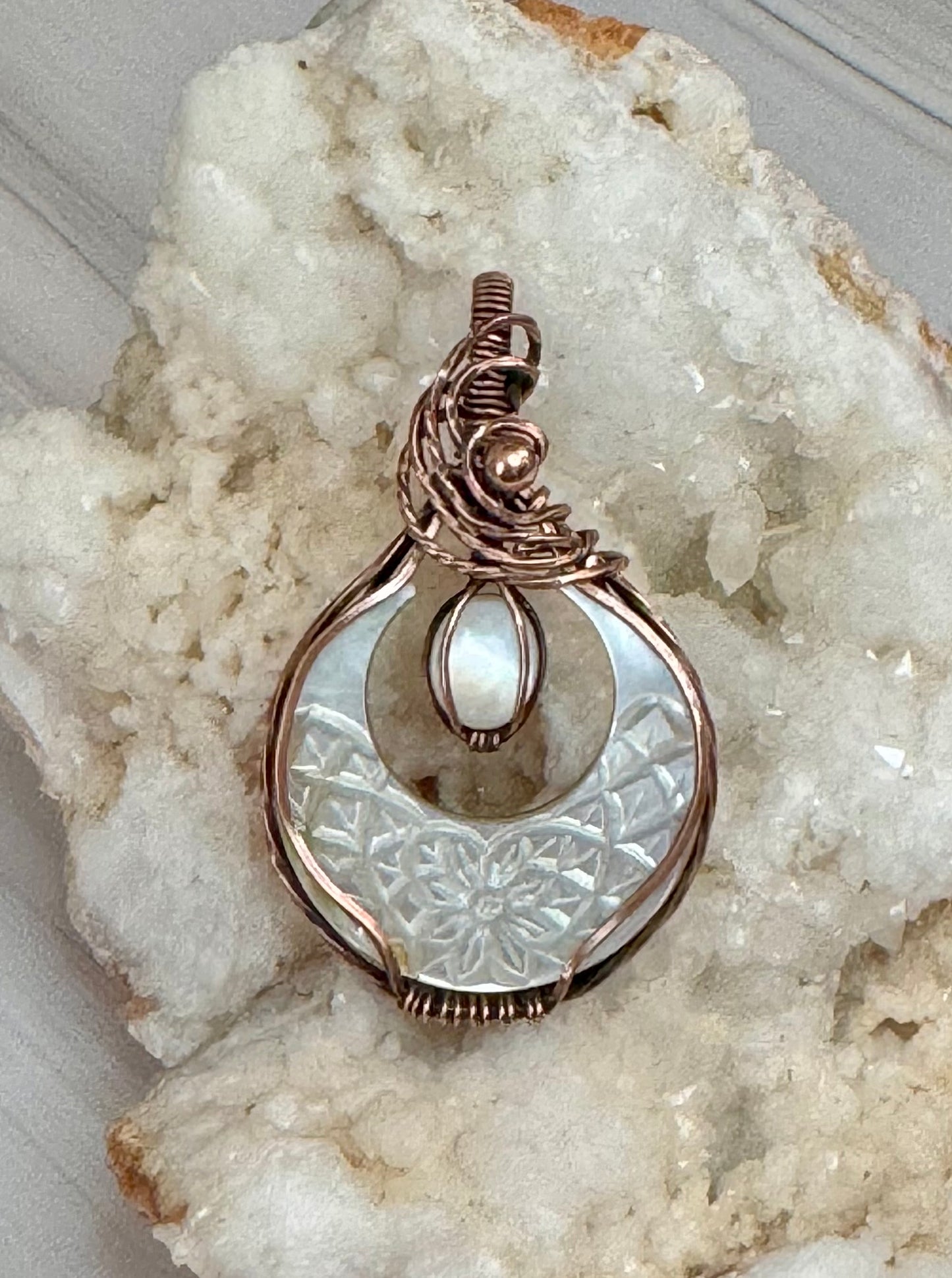 Mother-of-pearl moon pendant