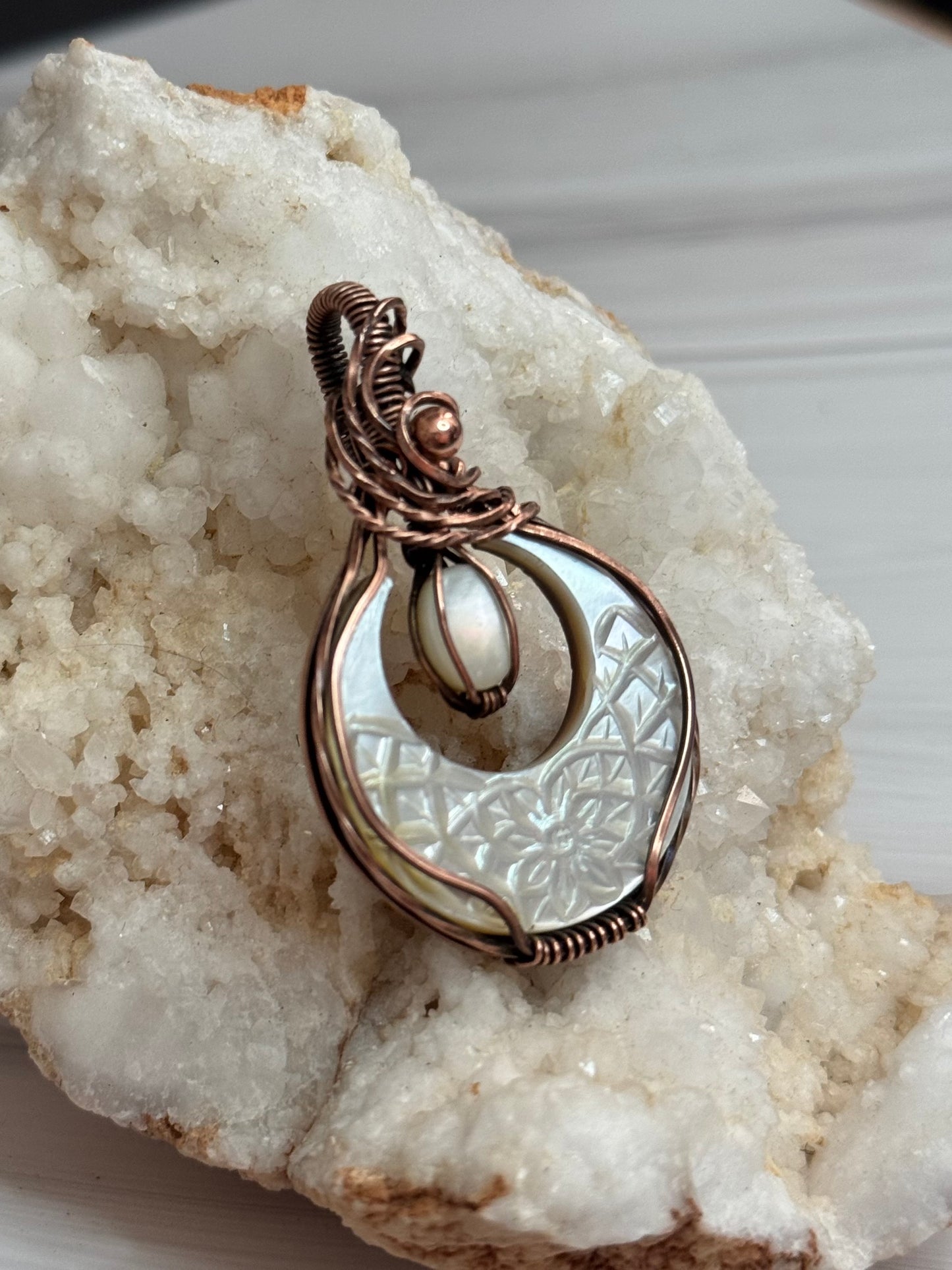 Mother-of-pearl moon pendant