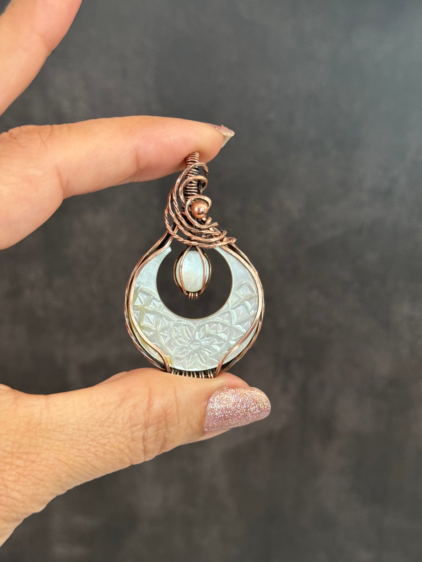 Mother-of-pearl moon pendant
