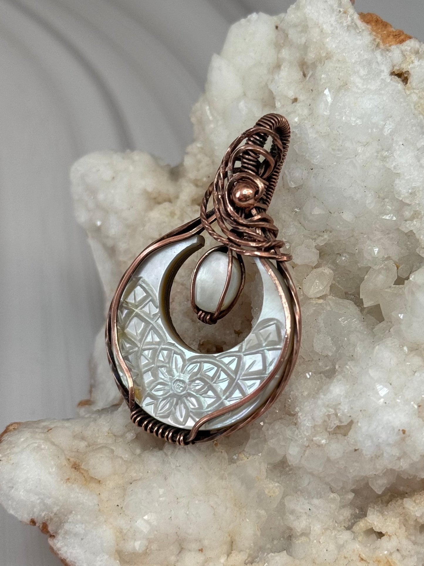 Mother-of-pearl moon pendant