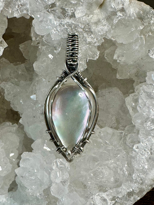 Mother of pearl jewelry pendant necklace